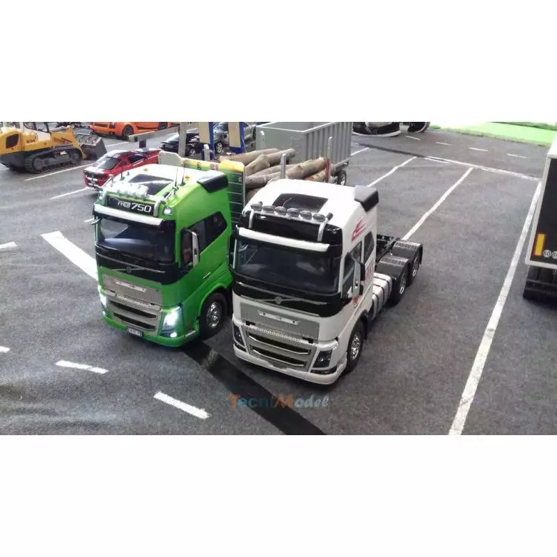 Camion Tamiya 56360 Volvo FH16 Globetrotter + Carson Truck-Set