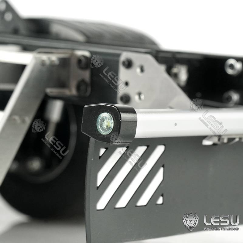 Barre anti-encastrement pour Volvo grumier Tamiya avec feux de gabarit LESU H-1304