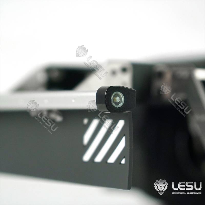 Barre anti-encastrement pour Volvo grumier Tamiya avec feux de gabarit LESU H-1304