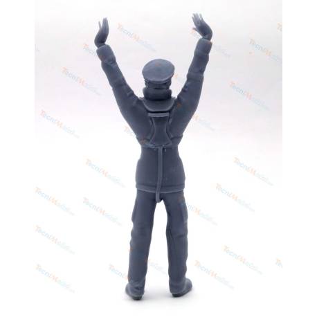 1 Figurine de marin debout bras levés avec casquette 1/20
