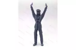 1 Figurine de marin debout bras levés avec casquette 1/25