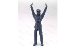 1 Figurine de marin debout bras levés avec casquette 1/75