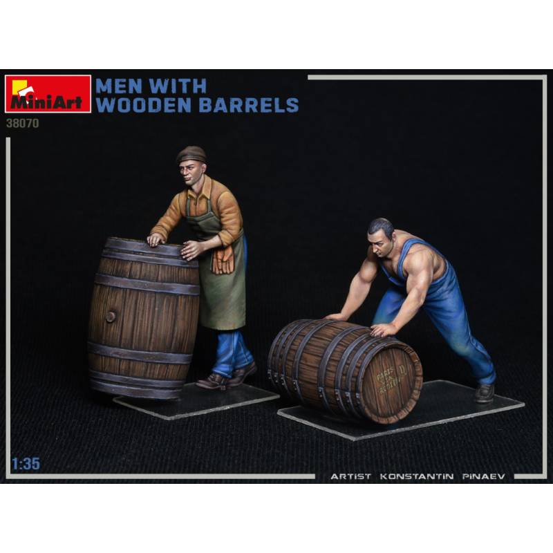2 men with wooden barrels 1/35