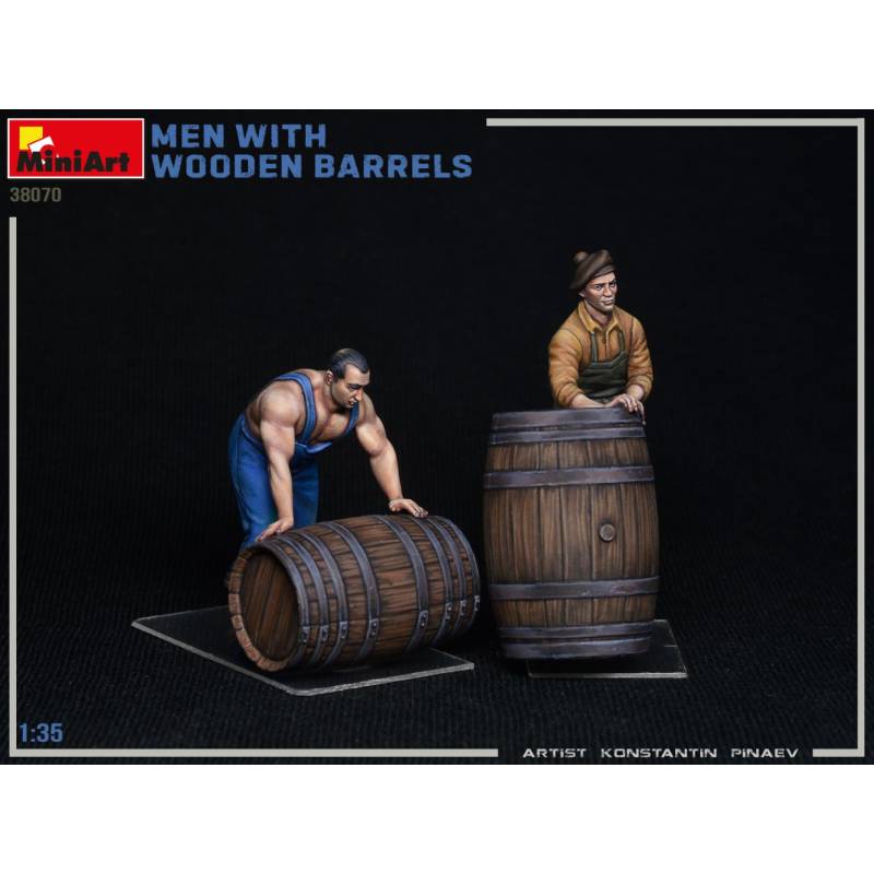 2 men with wooden barrels 1/35