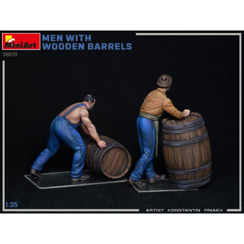 Photo du kit 2 hommes avec tonneaux en bois, assemblé et peint.