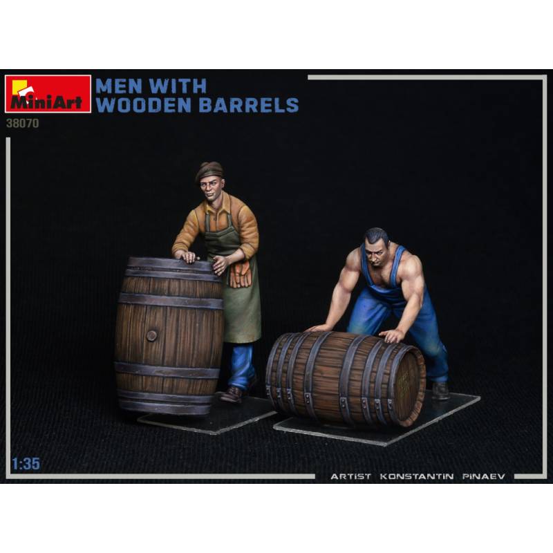 Photo du kit 2 hommes avec tonneaux en bois, assemblé et peint.