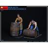 2 men with wooden barrels 1/35