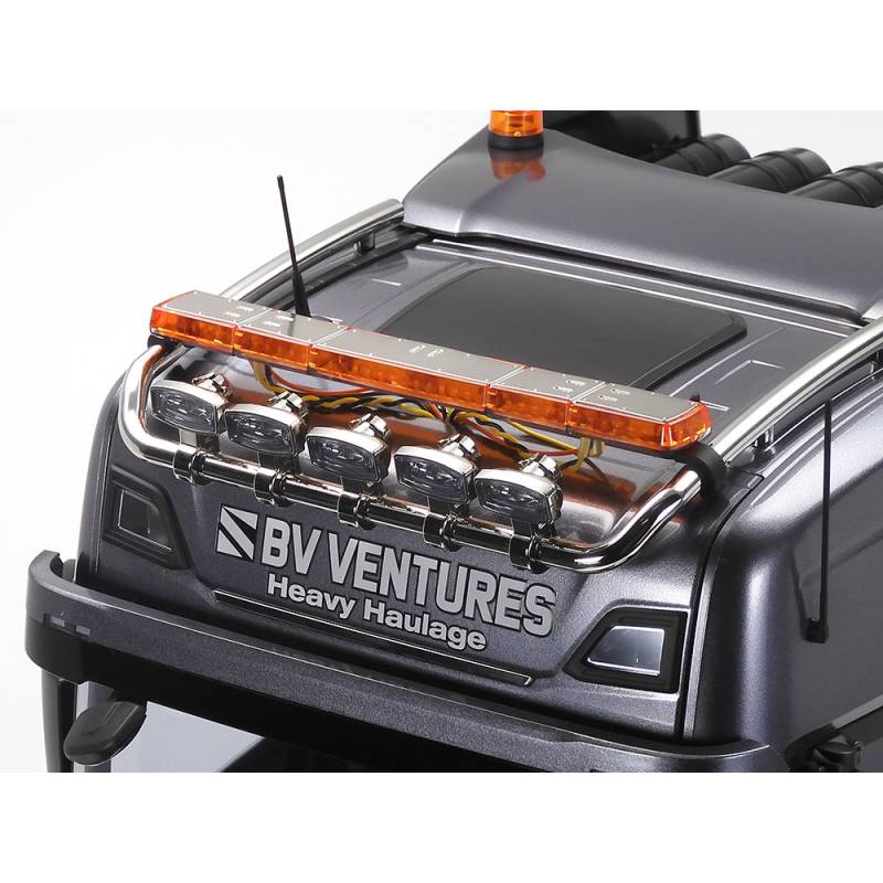 Camion RC Tamiya Scania 770 S V8 Tracteur Lourd 8x4/4 1/14 en kit série limitée peinte en gris "Gun Métal" 56376