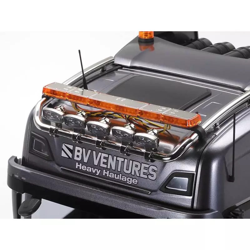 Camion RC Tamiya Scania 770 S V8 8x4/4 1/14 peint en Gun Metal avec lumières et sons et radio 14 voies LCD (Pack complet)