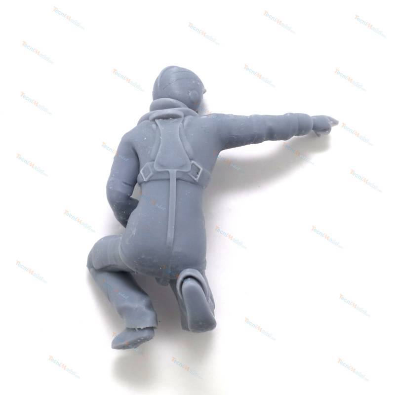 1 Figurine d'équipier SNSM agenouillé pointant du doigt 1/20