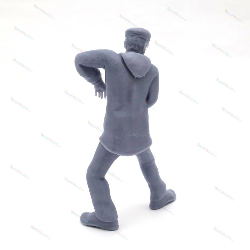 1 Standing fisherman figure pulling a rope 1/25
