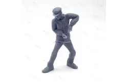 1 Figurine de marin pêcheur debout tirant un bout 1/25