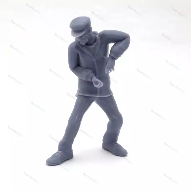 1 Figurine de marin pêcheur debout tirant un bout 1/25