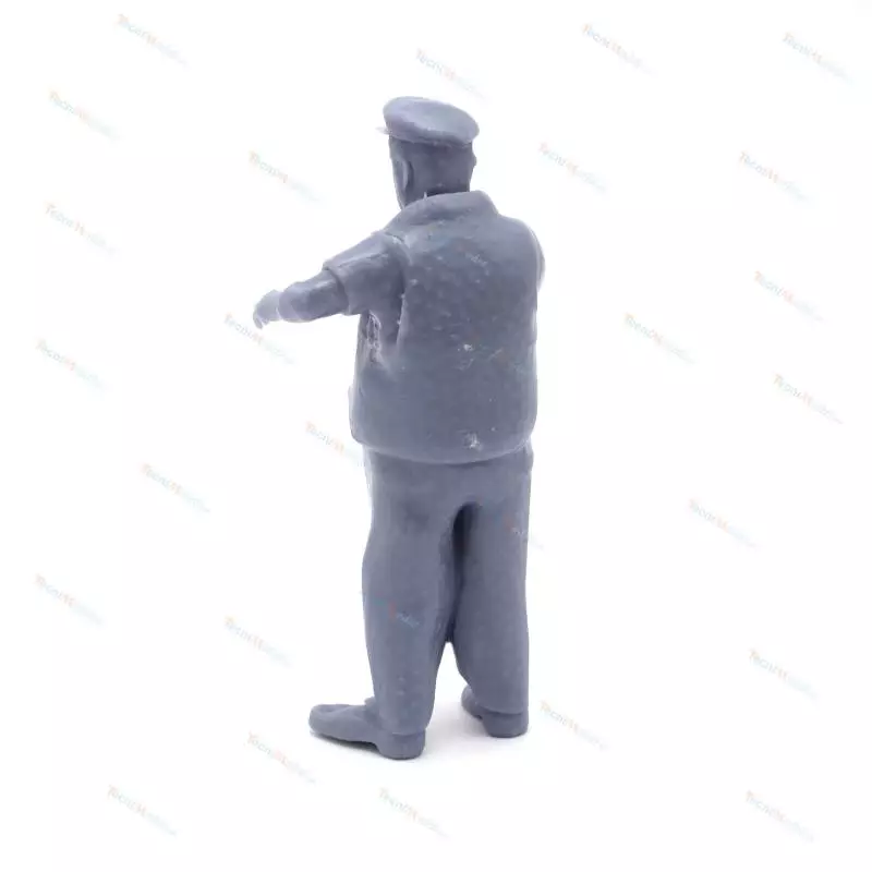 1 Figurine de marin à la barre 1/15