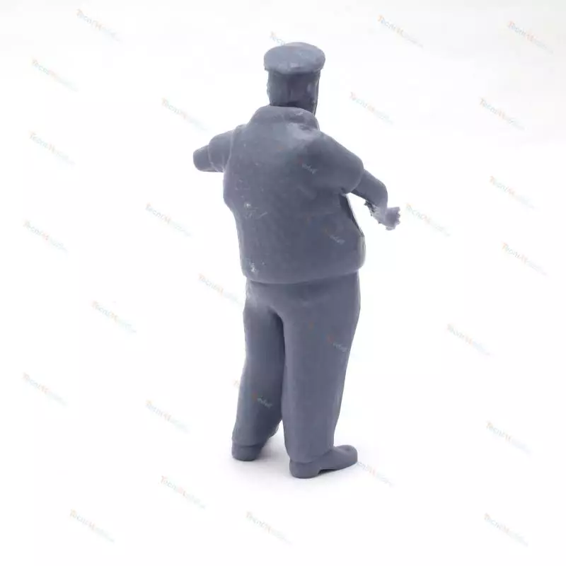 1 Figurine de marin à la barre 1/15