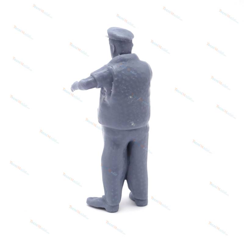 1 Figure de marin à la barre 1/30