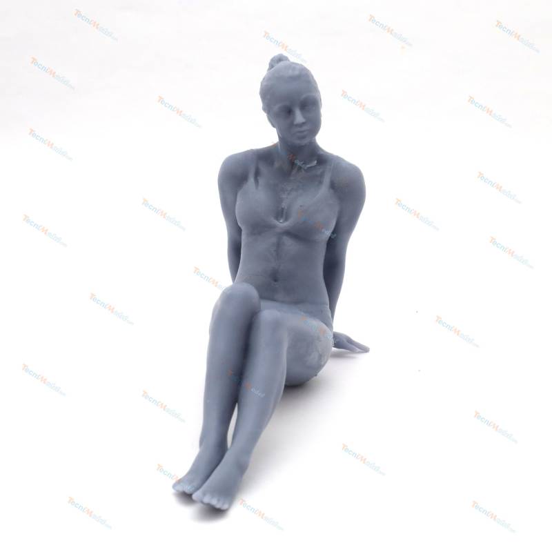1 Figurine de baigneuse assise jambes tendues 1/20