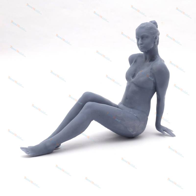 1 Figurine de baigneuse assise jambes tendues 1/20