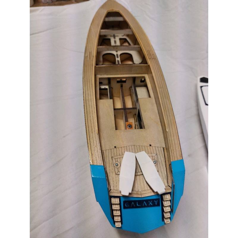 Galaxy 53ft - Sports and luxury wooden boat on a scale of 1/25 - Mantua Models 800705