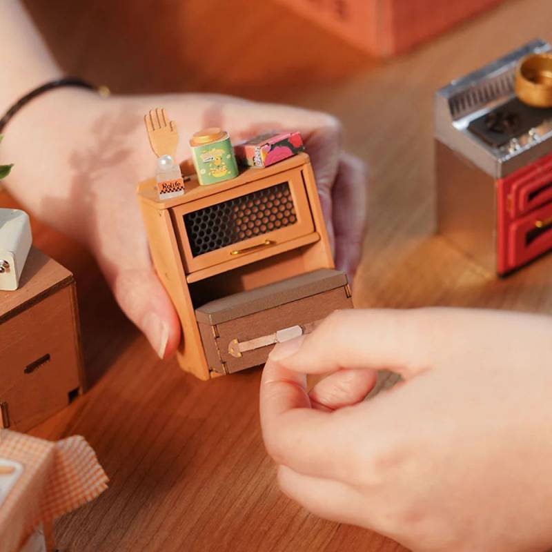 Cozy Kitchen miniature house
Robotime DG159