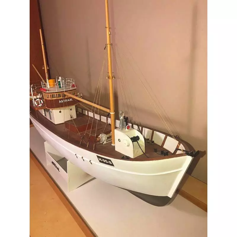 "ASTRAAL" Bateau de pêche nordique tout bois au 1/30