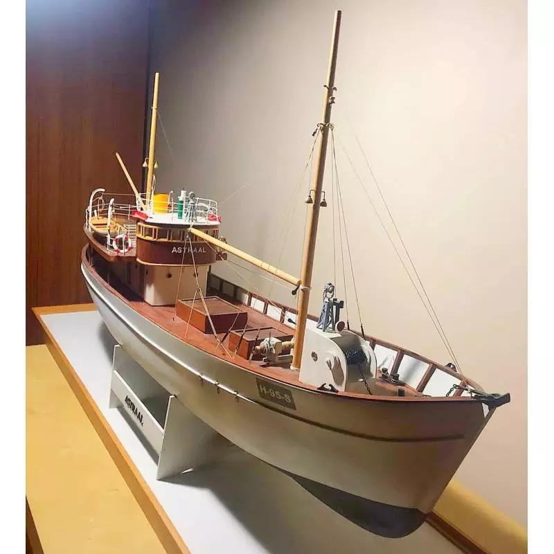 "ASTRAAL" Bateau de pêche nordique tout bois au 1/30