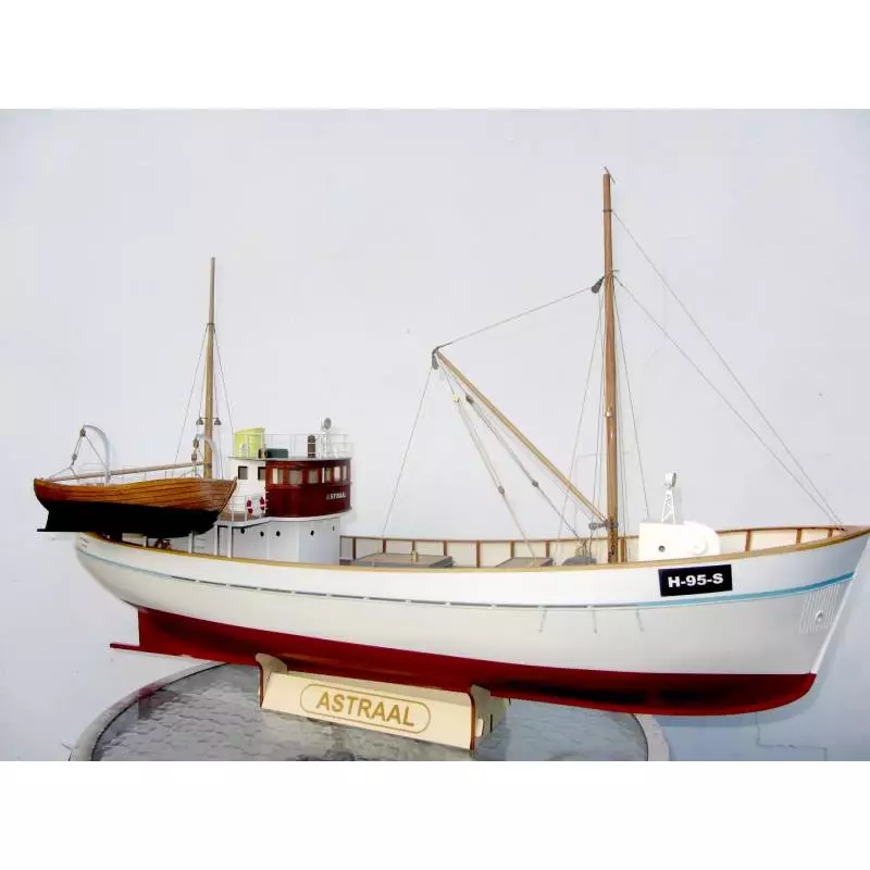 "ASTRAAL" Bateau de pêche nordique tout bois au 1/30