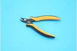 Pince coupante pour dégrapper pour pièces plastiques