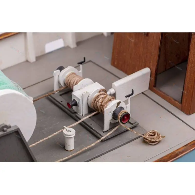 Kit à construire en bois du chalutier radiocommandé "Boulognes-Etaples" au  1/20. Billing-Boats BB534