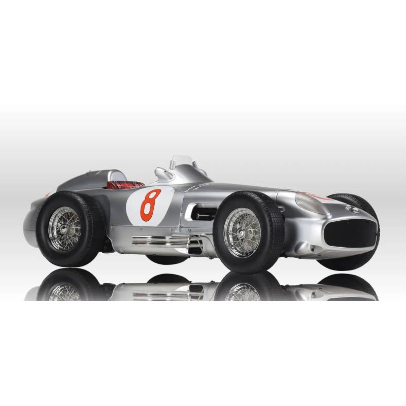 Mercedes-Benz W196R n°8 Fangio 1/8 Model Kit - IXO Collections