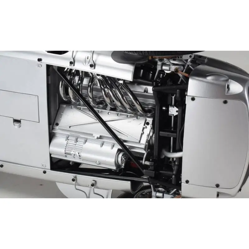 Maquette Mercedes-Benz W196 R N°12 Stirling Moss 1/8 - vue du moteur par en dessous - Full Kit IXO Collections - TecniModel